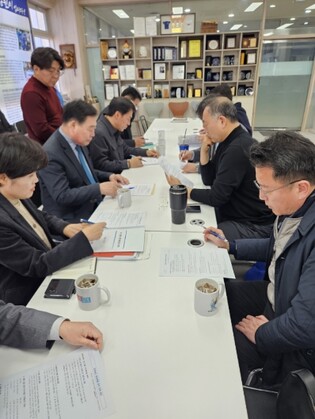 김산 무안군수, 김원이 국회의원 면담… RE100 국가산단 반도체 기업 유치 논의