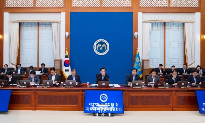 이재명 대통령 "반도체에 버금가는 K-산업의 새로운 엔진 육성해야"