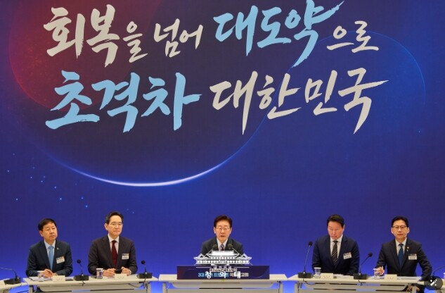 이 대통령 "반도체·피지컬AI·데이터센터 삼각축으로 초격차 산업강국 대도약"
