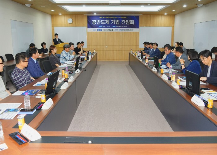 광주전남통합특별시의회 미래산업위원회, 광반도체 기업 현장 간담회…‘800조 반도체 시대’ 해법 모색